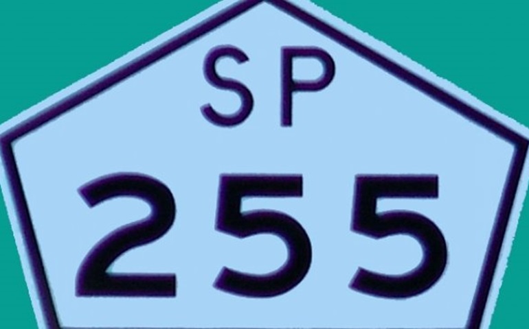 Acidente com carretas interdita o trânsito na SP-255