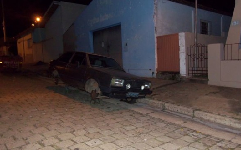 Carro abandonado sobre cavaletes na Rua Goiás.