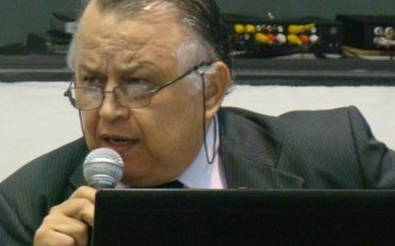 Vereador Ernesto Albuquerque em parlamento no dia 09 de fevereiro