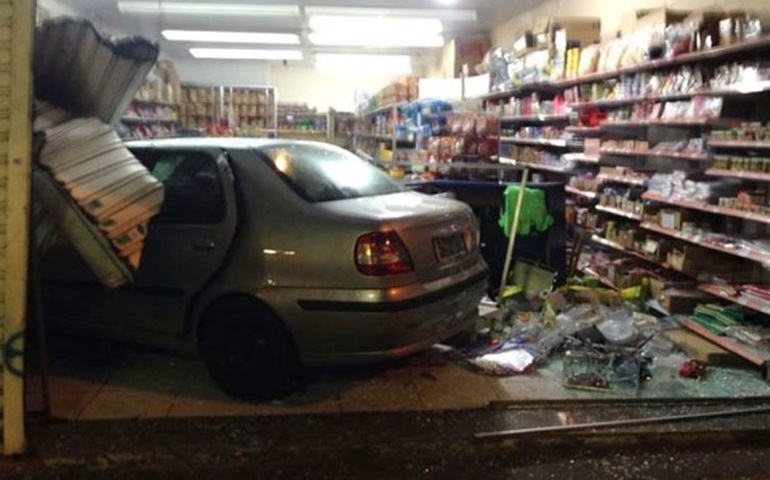 Carro destrói frente de loja no Centro de Botucatu