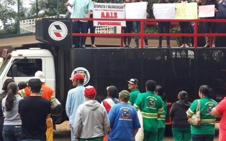 Servidores públicos protestam contra parcelamento de salários em Avaré