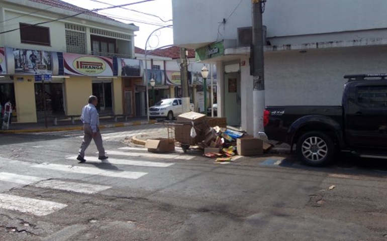 Rapaz que recolhe caixas de papelão na região central de Avaré precisa de internamento.
