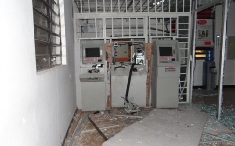  Dois elementos  assaltantes de Banco foram presos pela polícia de Itaí ontem.