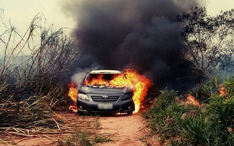 Carro roubado é incendiado com cofre no porta-malas em matagal