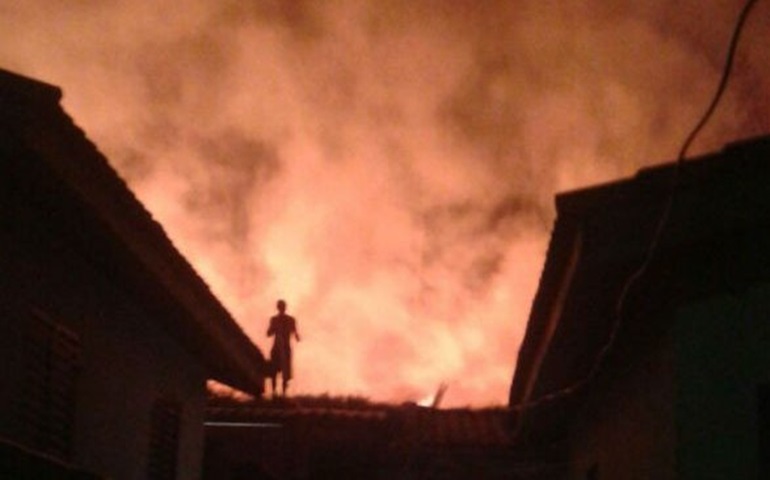 Terreno baldio pega fogo próximo a casas no centro de Tejupá