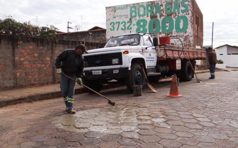 Ruas recebem reparos com  lajotas produzidas pela Prefeitura 