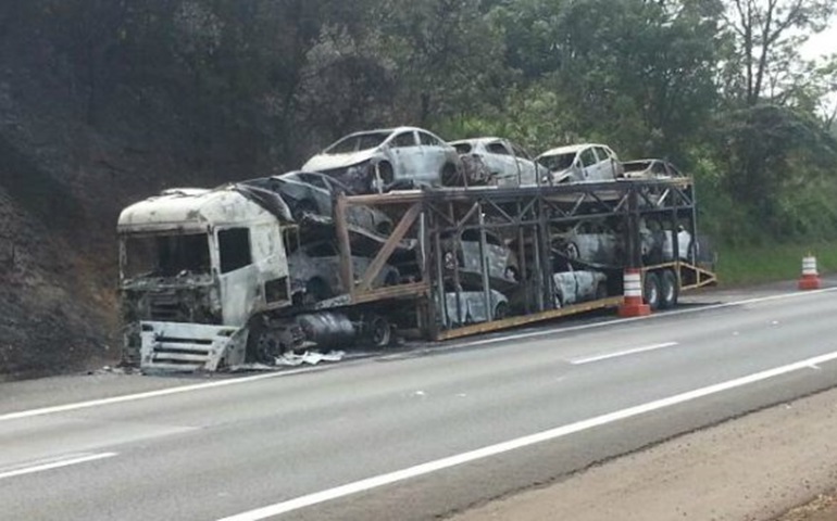 Caminhão-cegonha com 11 carros pega fogo na Castello Branco