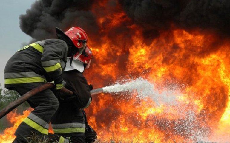Loja de móveis fica destruída depois de pegar fogo em Cesário Lange