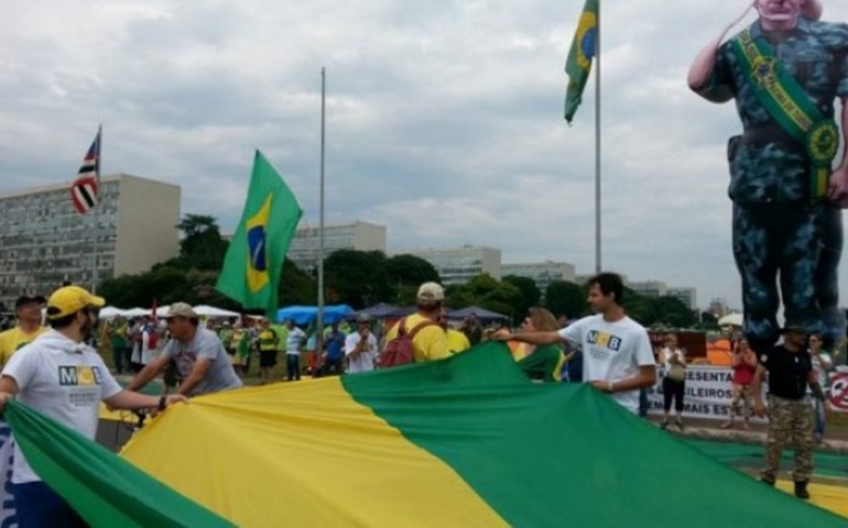 Manifestantes pedem impeachment de Dilma na Esplanada