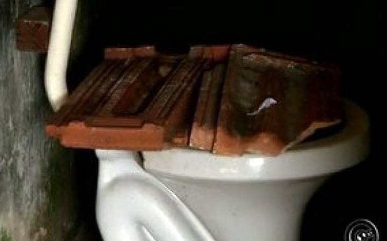Alojamento ilegal tem quartos cheios e vaso sanitário tampado com telhas