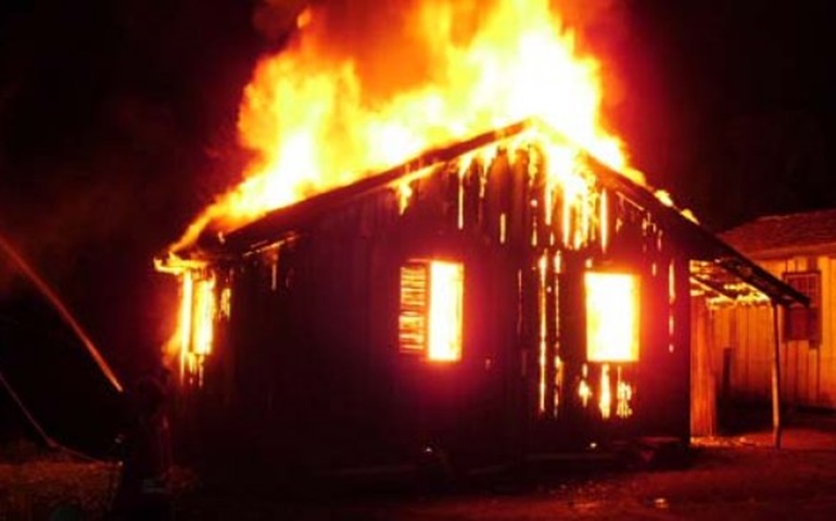 Casa pega fogo no Jardim Itália em Arandu