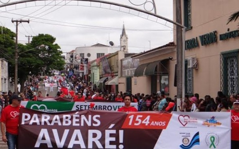 Na abertura do desfile, prefeito anuncia a construção de 700 casas populares em Avaré