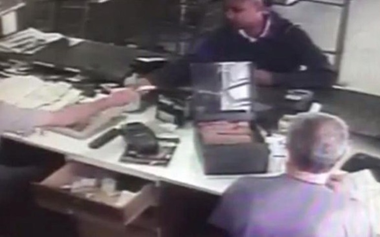 Suspeito é preso após ser filmado ao fazer assalto em supermercado