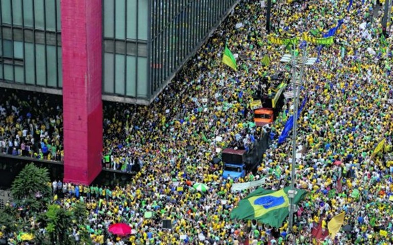 Brasileiros vão às ruas em todo o País