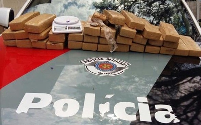 Polícia acha 30 quilos de maconha enterrados depois de prender dupla