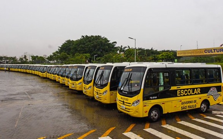 Alckmin entrega 272 ônibus para entidades assistenciais