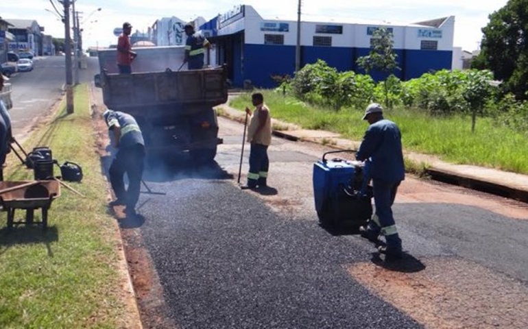 Prefeitura inicia semana com mutirões de limpeza e operação tapa-buracos 