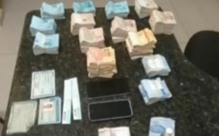 Dupla suspeita de furto é flagrada com mais de R$ 100 mil e joias em Avaré 