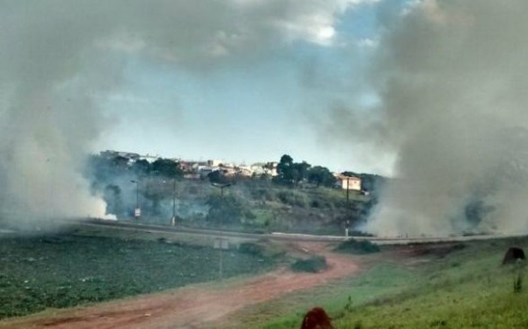 Fogo em mato às margens de rodovia atrapalha visibilidade em Avaré