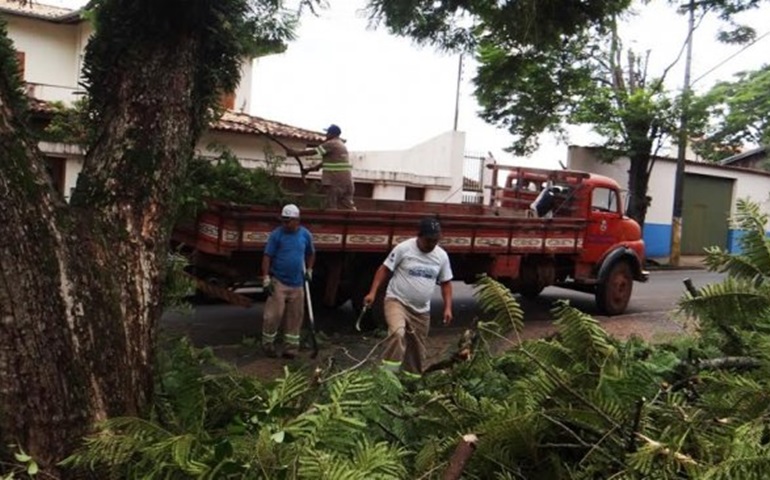 Costa Azul e bairros urbanos recebem operação de limpeza após as chuvas