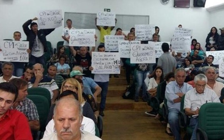 População protesta e pede redução salarial de vereadores e servidores