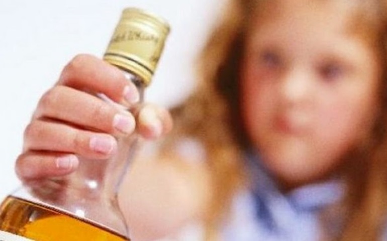 Dar bebida alcoólica a menor é crime