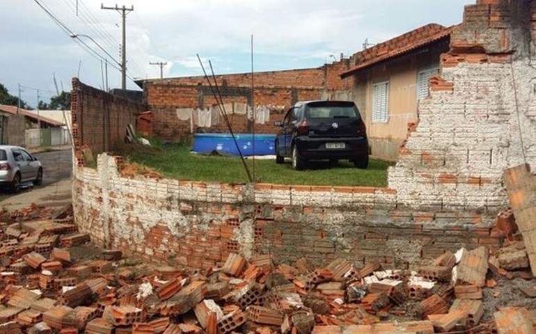 Muro de casa desaba durante forte chuva em Avaré