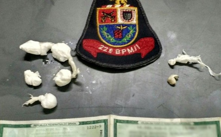 Casal é preso com porções de maconha em casa em Itaí