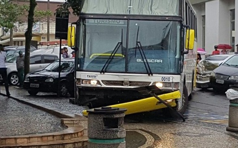 Ônibus perde freio e bate em oito carros parados em Tietê
