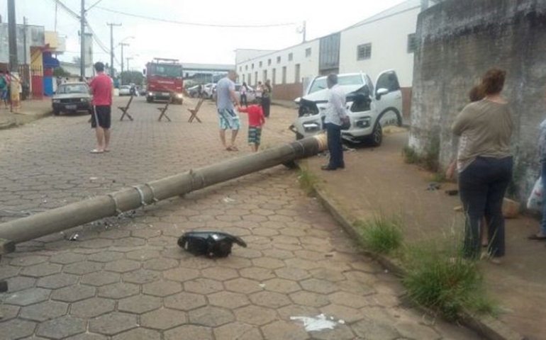 Carro bate violentamente e derruba poste na Avenida Santos Dumont
