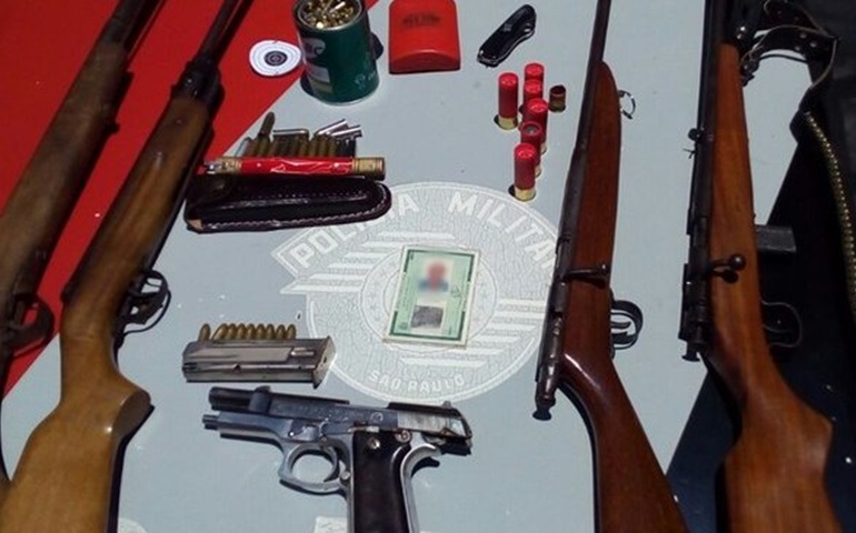 Homem é preso com armas e munições em rodovia de Itaí