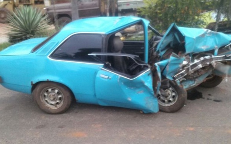 Batida frontal entre dois veículos deixa feridos em rodovia de Avaré