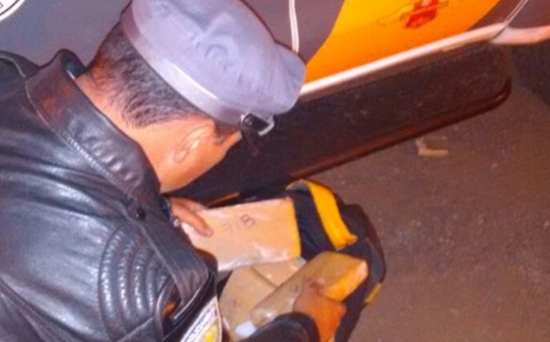 Passageiro de ônibus é flagrado com tabletes de maconha em Avaré