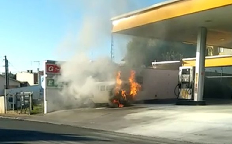 Kombi pega fogo em posto de combustíveis em Cerquilho