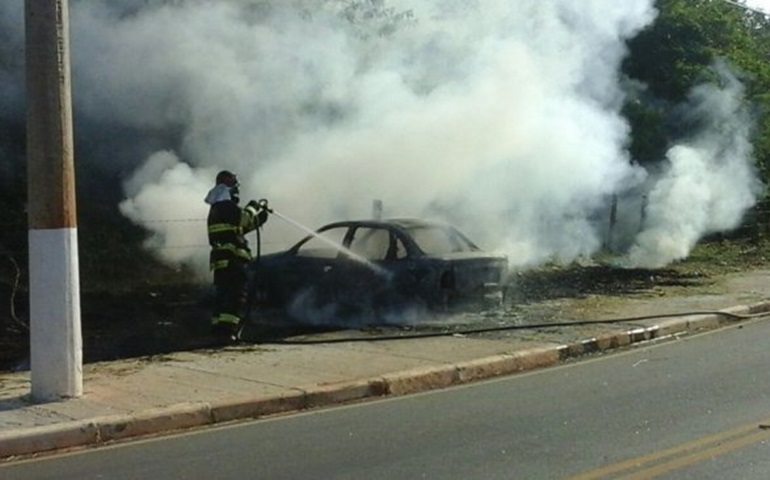 Homem embriagado bate carro em poste e veículo pega fogo em Itapetininga