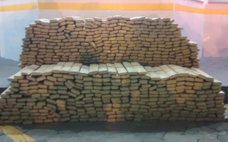Dupla é flagrada com quase 800 tabletes de maconha na Rodovia Castello Branco