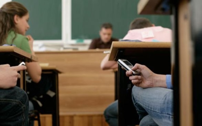 Prefeito proíbe uso de celular durante aulas no ensino municipal
