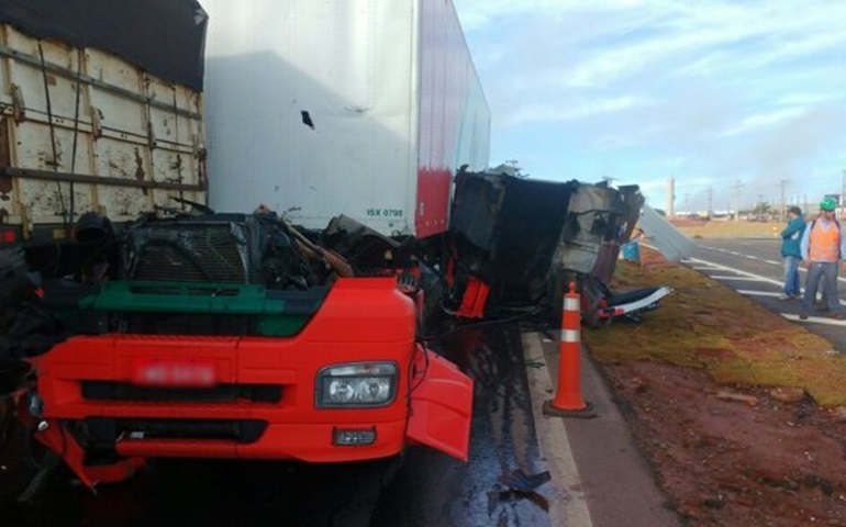 Motorista sai ileso após acidente arrancar cabine de caminhão em rodovia