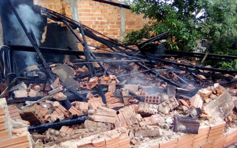 Casa pega fogo após moradora acender vela por falta de energia elétrica em Boituva