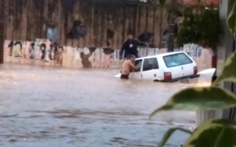 Frentistas socorrem crianças presas em carro durante temporal em Avaré
