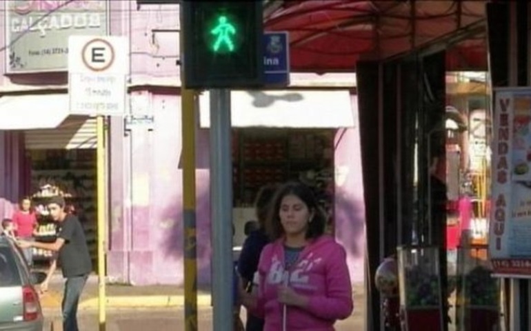 Semáforo para cegos com aviso sonoro: 'Aguarde o sinal verde'