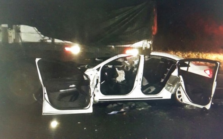 Motorista morre após carro entrar embaixo de caminhão em rodovia de Tietê