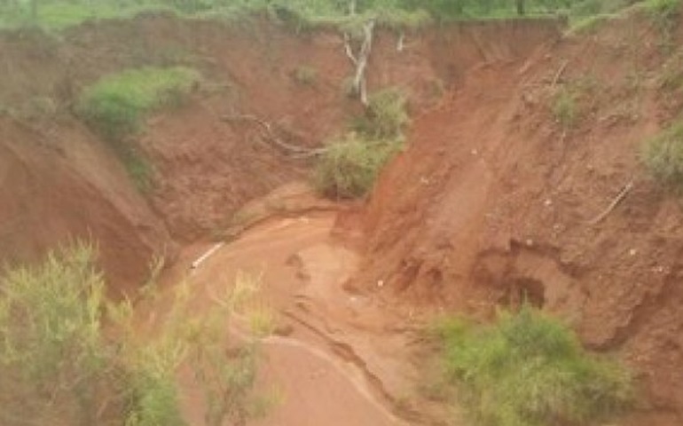 Vazamento de esgoto tem expandido cratera de 20 m em bairros de Avaré