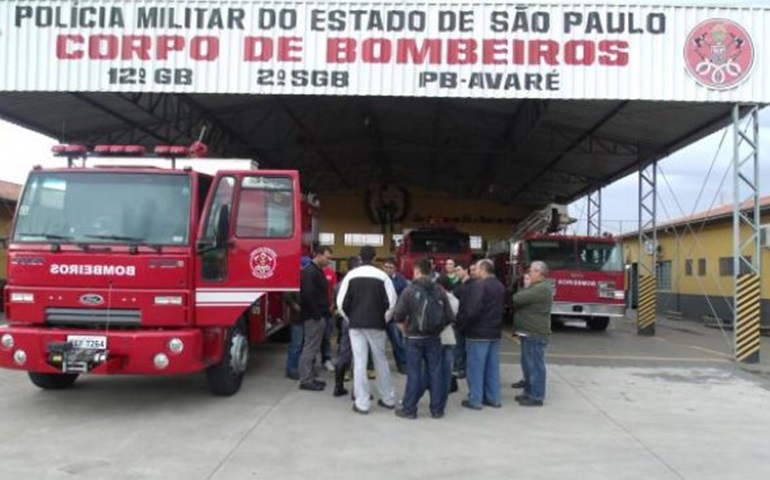 Micro-ônibus pega fogo no  bairro Três Marias, em Avaré