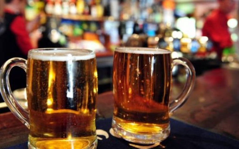 Entra em vigor lei que pune com prisão a venda de bebida alcoólica a menores
