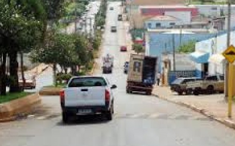 Caminhoneiro perde controle e bate veículo em poste de energia em Itaí