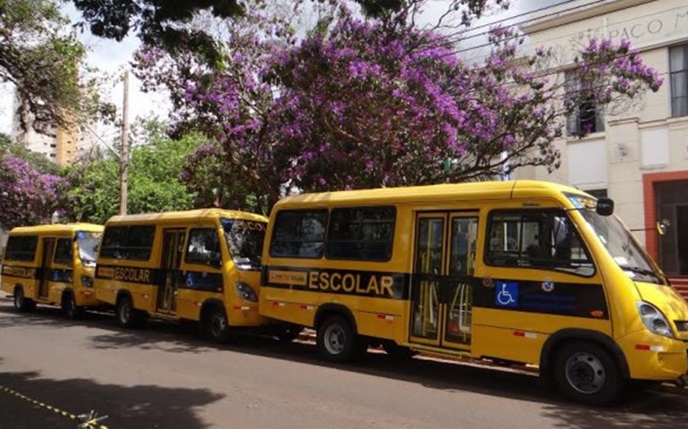 Dez novos microônibus modernizam o transporte escolar rural