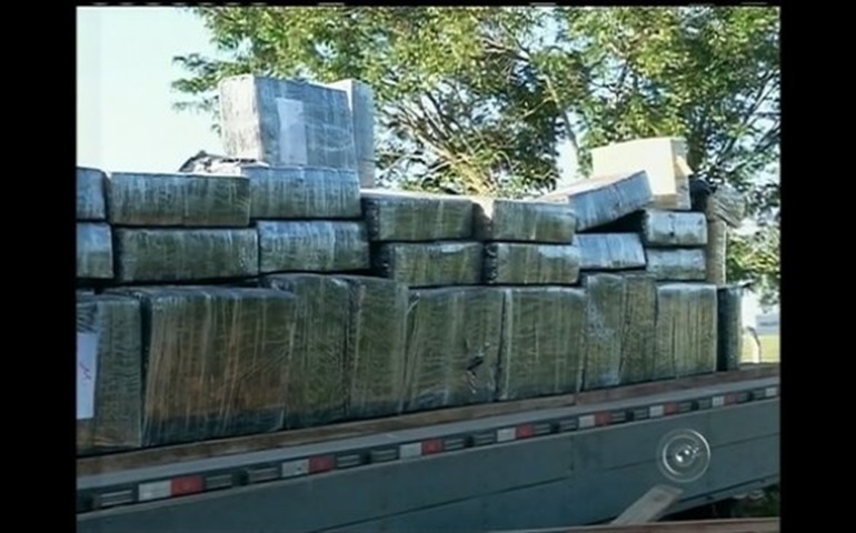 Polícia apreende caminhão com dez toneladas de maconha em Avaré