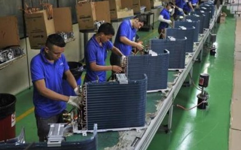 Brasil abre menos de 400 mil vagas formais de trabalho em 2014