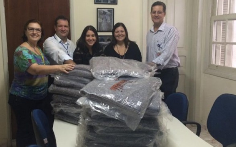  Fundo Social de Botucatu recebe a doação de 31 cobertores